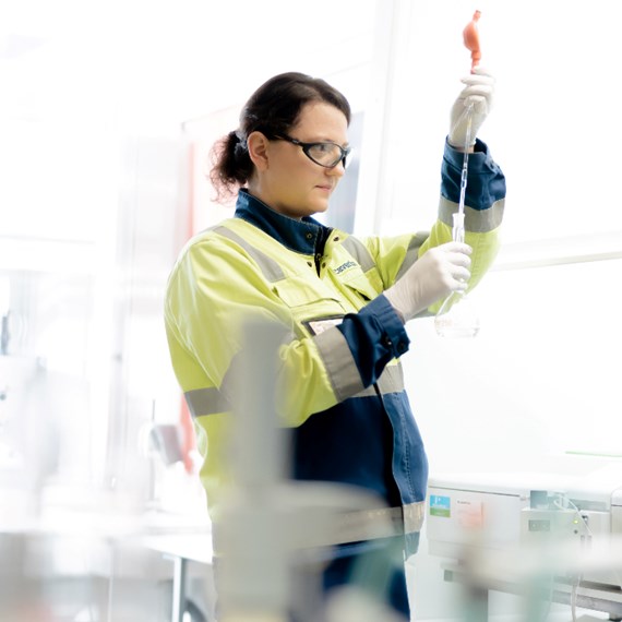 Kvinne som jobber i et CHP-laboratorium